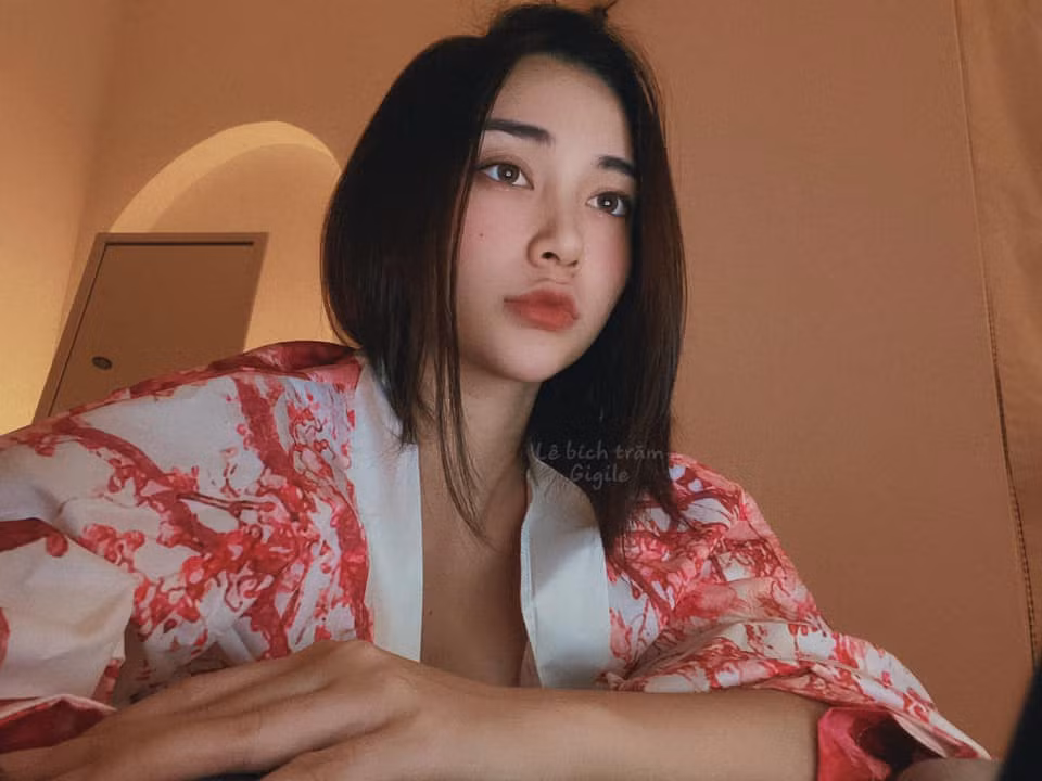 Tuy nhiên để khoe trọn ba vòng cơ thể, có lẽ chỉ những trang phục khoét hở táo bạo hay những món dáng ôm sát mới được coi là lựa chọn phù hợp nhất cho Bích Trăm.