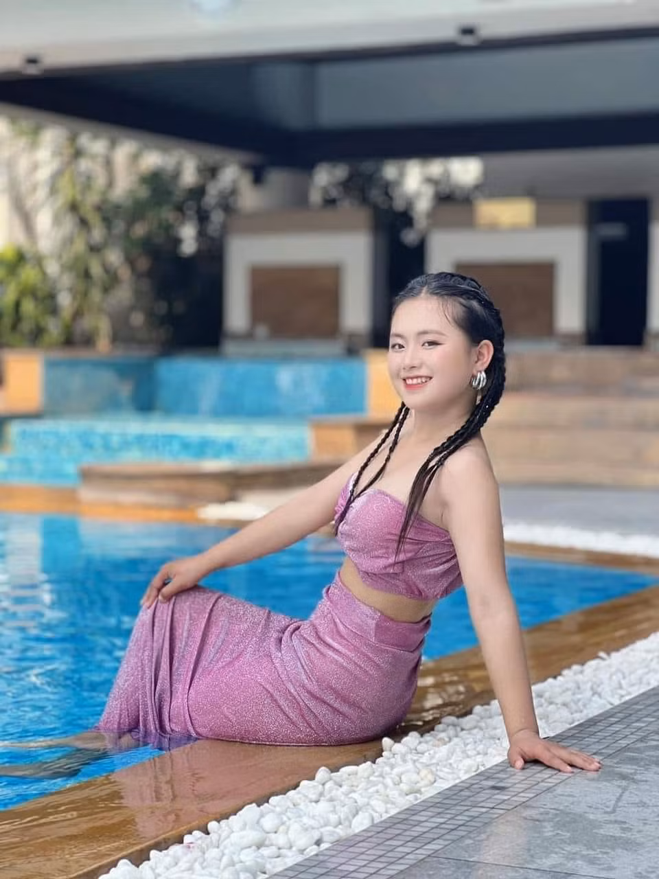 Gần đây, Phúng Phính liên tục đăng tải những dòng trạng thái đáp trả trước bình luận chỉ trích mình. Cô bé phản ứng gay gắt bằng những trạng thái với nội dung: “Bớt chê nha”, “Tôi làm gì kệ tôi, liên quan không?”… Mua Thị Dua cũng bày tỏ sự bất mãn với antifan: “Dua về nhà chăn bò thôi chứ Dua không làm hài lòng hết mọi người”.