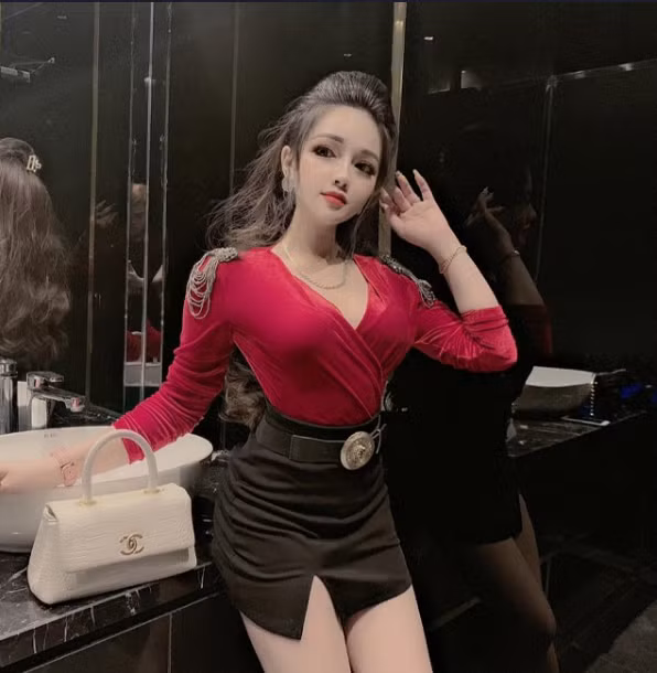 Tận dụng tối đa gương mặt xinh xắn cùng thân hình chuẩn, Tú Uyên xuất hiện khá nhiều trong các bộ ảnh thời trang với vai trò là người mẫu. Cô bạn luôn xinh đẹp và là tâm điểm chú ý mỗi khi xuất hiện mà không gói gọn ở bất kỳ phong cách nào.