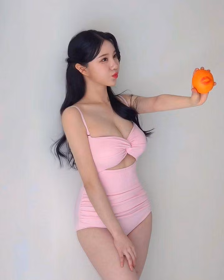 Hiện tại, Kim Hyun Young đang là MC, người mẫu, thường xuyên được mời chụp hình cho các tạp chí về thời trang, hình thể và là KOL cho nhiều nhãn hàng.
