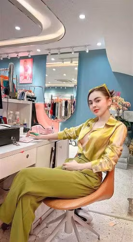 Dưới bức ảnh của Trang Nemo, nhiều người không khỏi kinh hãi để lại bình luận: "Vết thương chưa lành nhìn sợ quá", "Có gì đẹp đâu mà khoe nhỉ" hay "Sao không đợi lành lặn xong xuôi rồi hãy khoe chị ơi"...