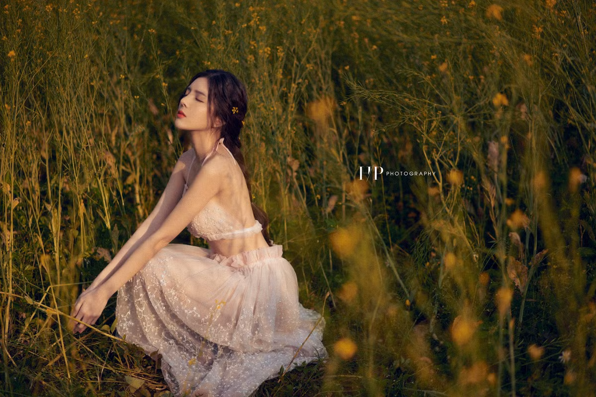Mới đây, Lilly Luta đăng hình ảnh quyến rũ ở vườn cải. Người đẹp chia sẻ: "Trần trụi với thiên nhiên. Hồn nhiên như cây cỏ....".