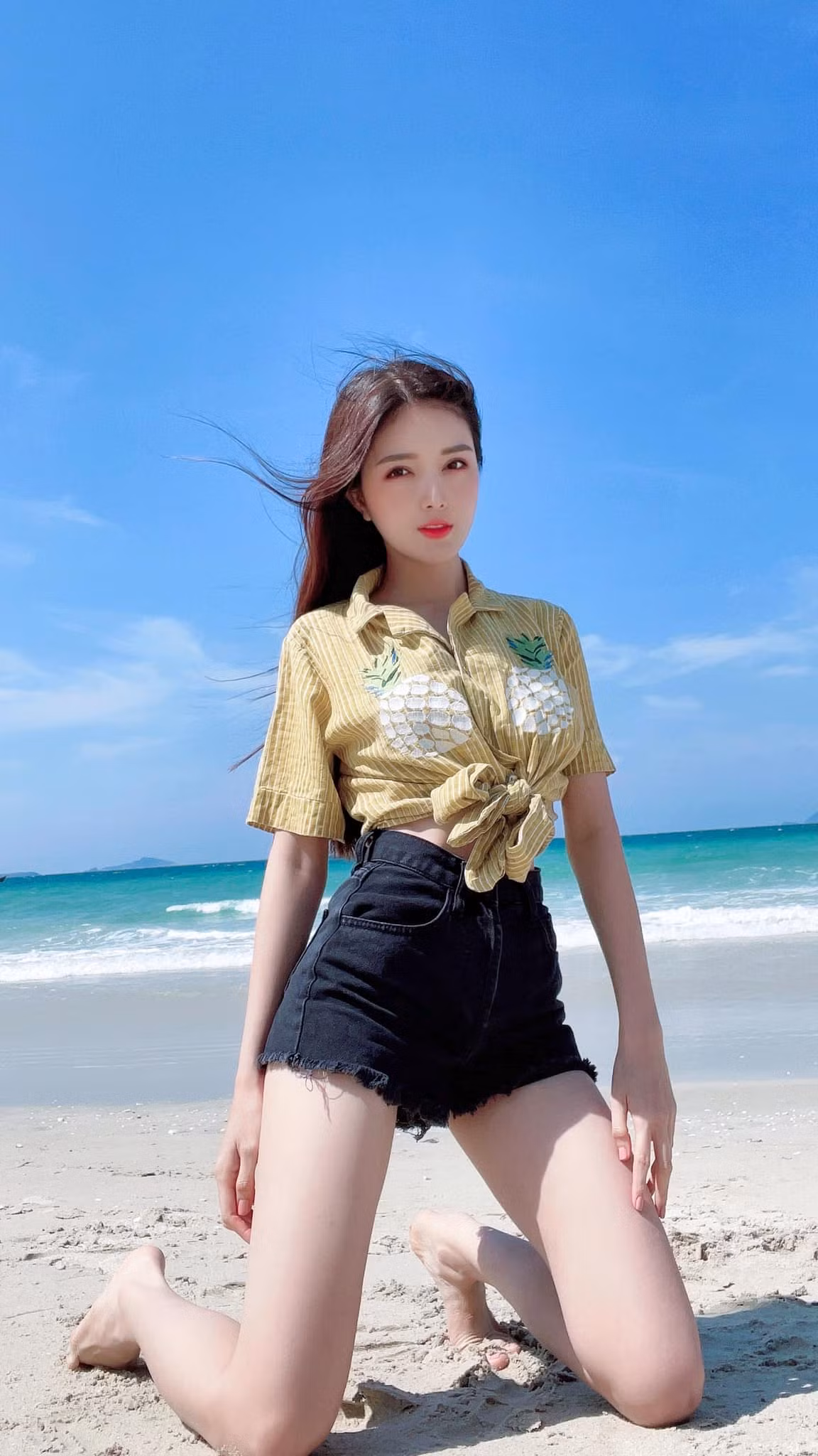 Thời gian gần đây, Lilly Luta chịu khó đầu tư những bộ hình gợi cảm. Thậm chí, nhiều người còn dành tặng cô với tên gọi ưu ái "nữ hoàng nội y" mới nổi.