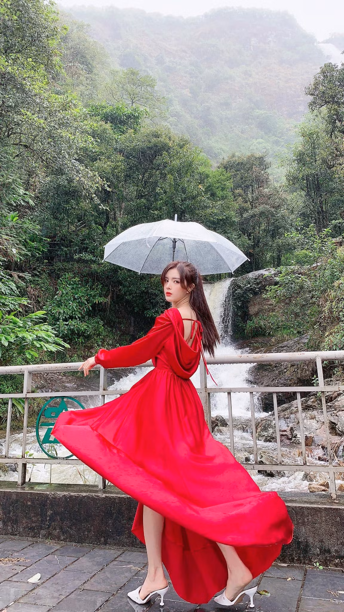 Thay đổi diện mạo để trở thành " hot girl búp bê", Lilly Luta từng thay đổi gout thời trang 180 độ từ bánh bèo, nhẹ nhàng sang quyến rũ hết nấc.