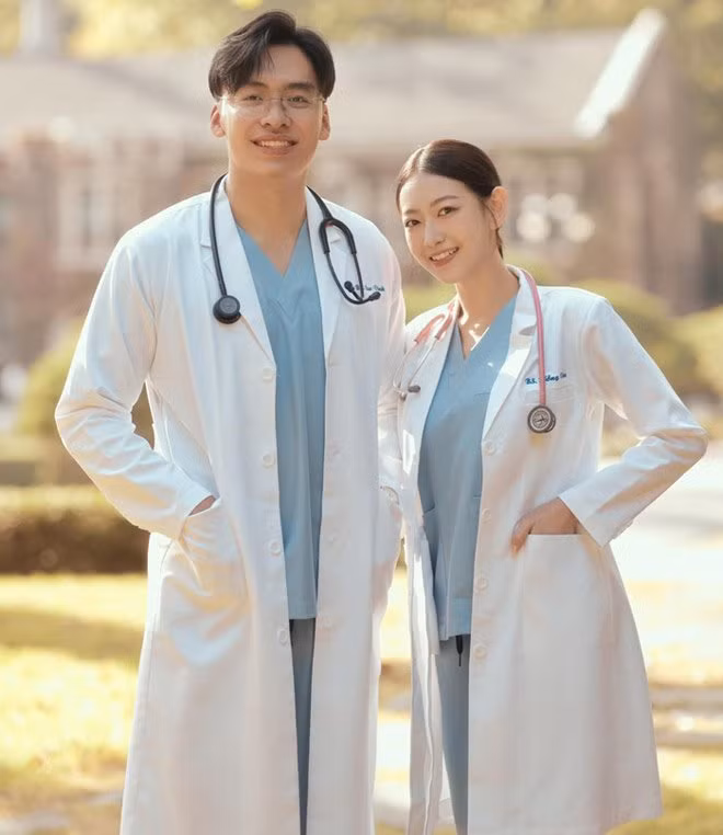 Cụ thể, hơn 7 năm trước, khi cùng học Y khoa tại một trường Đại học ở TP.HCM, Hồng Vân và Cao Vinh đã quen nhau. Cảm mến cậu bạn hiền lành, chăm chỉ, giỏi giang, Hồng Vân đã chủ động theo đuổi.