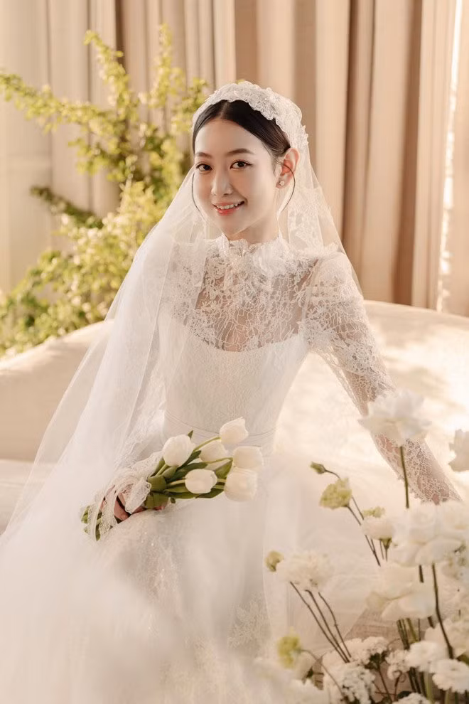 Mới đây, loạt ảnh cô dâu xinh đẹp như hoa hậu trong chiếc váy trắng lộng, cùng bộ ảnh cưới cô dâu – chú rể mặc áo blouse trắng đang được chia sẻ rộng rãi khắp mạng xã hội.
