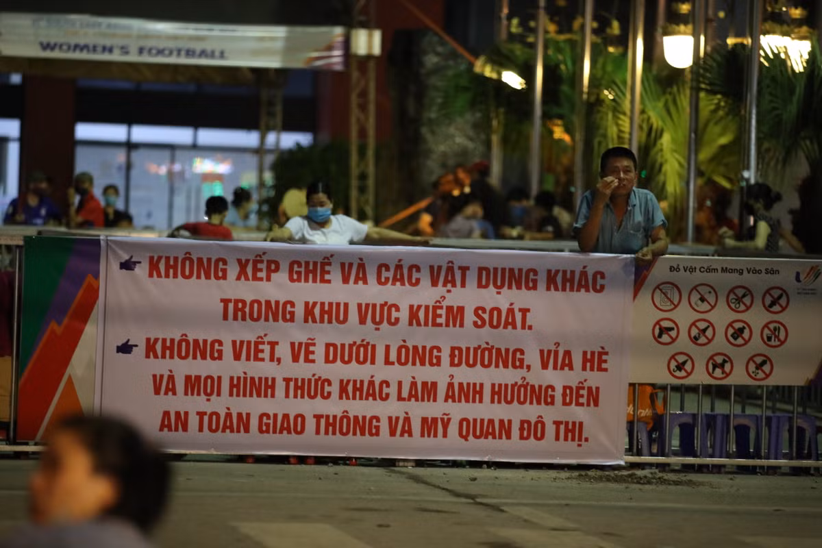 Tuy nhiên, lực lượng chức năng địa phương đã tiến hành thu hết số ghế nhựa… để giải tỏa khu vực kiểm soát.
