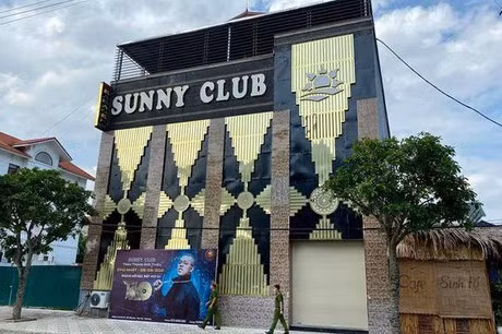 Sau khi trở thành điểm nóng khi liên quan đến khách bị nhiễm COVID-19, quán bar Sunny tại Vĩnh Phúc trở thành tâm điểm chú ý. Đặc biệt mới đây, khi clip phản cảm được cho là được ghi lại tại địa điểm này lên sóng càng khiến nó sốt hơn.