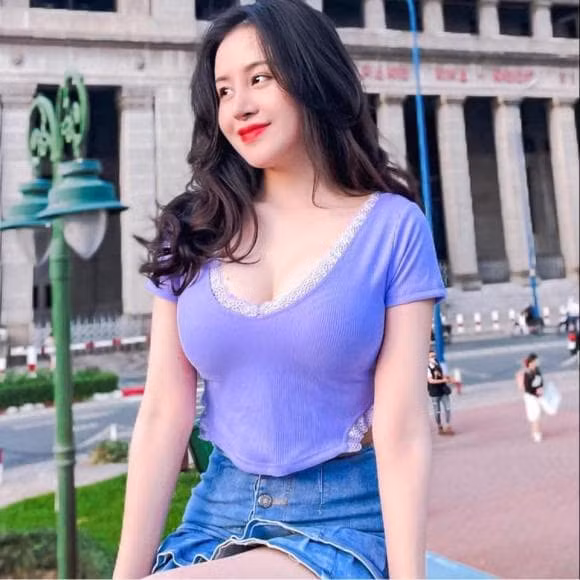 Bà Tưng luôn nâng kịch tính lên với những màn làm nông như chặt chuối, nhổ sắn, cho chó ăn cơm với những chiếc áo 2 dây cổ vuông. Dù mặc ngắn nhưng cô cũng giải thích rằng, mình luôn đầy đủ phụ tùng 2 lớp.