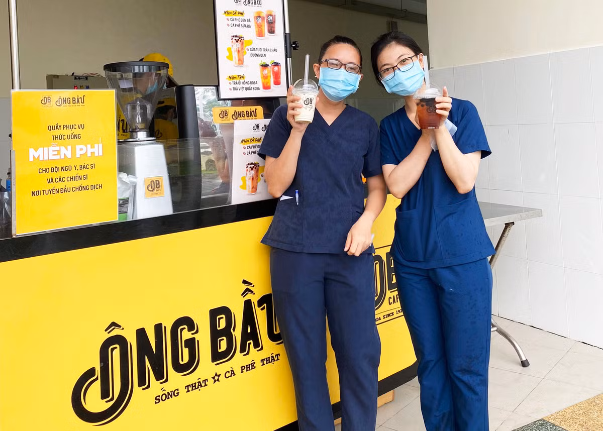 Ca phe Ong Bau tiep them nang luong cho cac y bac si tuyen dau chong dich