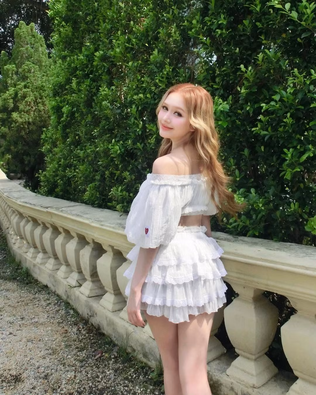 Trên trang Instagram, Xoài Non đã đăng loạt ảnh khoe eo thon, vai trần quyến rũ. Người đẹp sinh năm 2002 nhận mưa lời khen từ cư dân mạng.