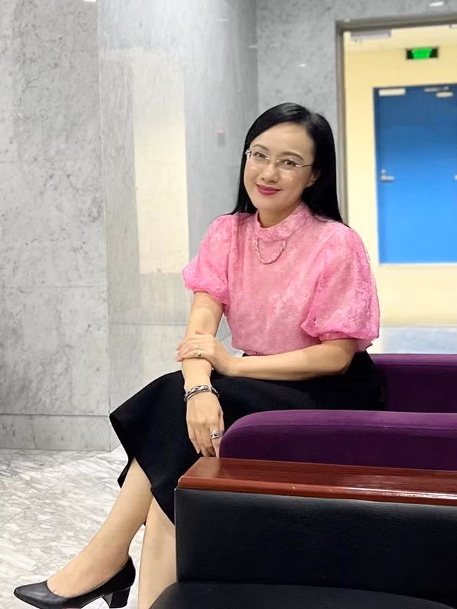 BTV Hoài Anh chia sẻ: "Sinh ra ở thủ đô, rồi lớp 1 mình cùng ông bà và cha mẹ chuyển vào Tp.HCM sinh sống và học tập. Cái duyên vẫn cứ vương vấn với mảnh đất này khi lớn lên lại trở ra Thủ đô làm việc. Lần trở lại này mình mang theo chất giọng Nam bộ được ngẫu nhiên hình thành từ nắng gió và con người phương Nam, đã thấm đẫm vào con người mình từ lúc nào chẳng biết, trong suốt những năm tháng sống và lớn lên ở Sài Gòn".