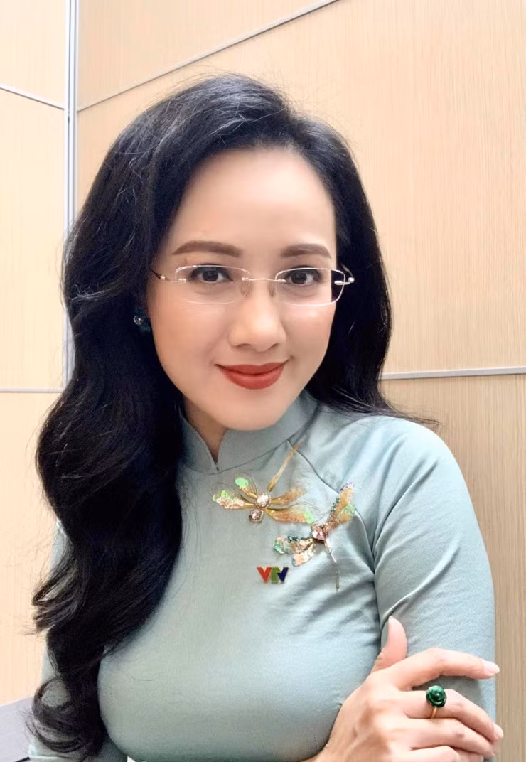 Sau hơn 3 năm tạm ngừng dẫn bản tin Thời sự 19h, hiện biên tập viên (BTV) Hoài Anh vẫn duy trì công việc truyền hình nhưng ở Ban Văn nghệ. Cô không ngừng học hỏi, tìm tòi để nâng cao kiến thức, nghiệp vụ cho công việc.