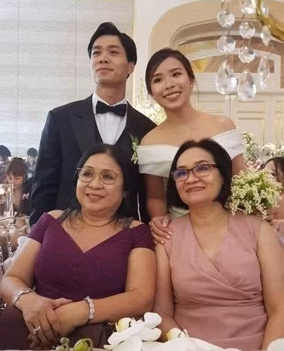 Không ồn ào, không phô trương, lễ đính hôn của tiền đạo Nguyễn Công Phượng và Tô Ngọc Viên Minh trôi đi trong bình yên và hạnh phúc. Mặc dù cả hai đã có khoảng thời gian rất lâu ở bên nhau nhưng đối với họ cái kết ở hiện tại mới là tất cả.