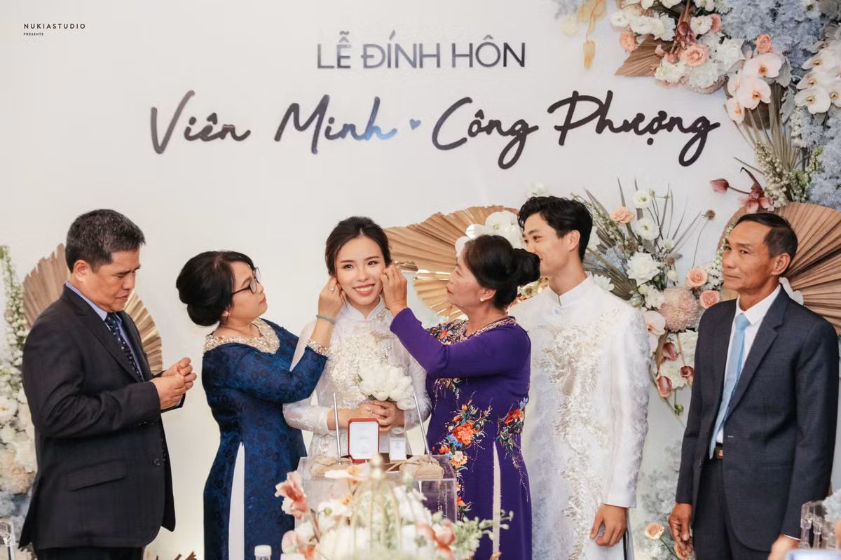 Theo thông tin được biết, Viên Minh có gia thế cực khủng, trình độ học vấn đáng kinh ngạc và cô gái này đang làm việc cho công ty gia đình vì thuộc hàng "trâm anh thế phiệt".