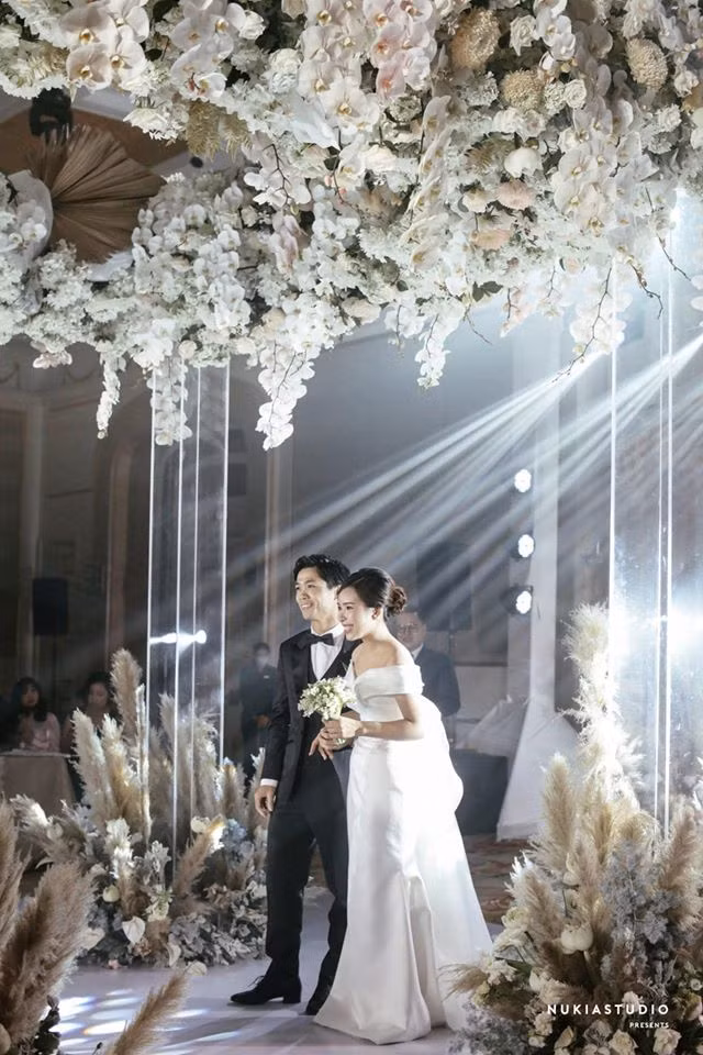 Bộ ảnh tiệc đính hôn của Công Phượng nhanh chóng nhận được nhiều lượt yêu thích và chia sẻ trên mạng xã hội.