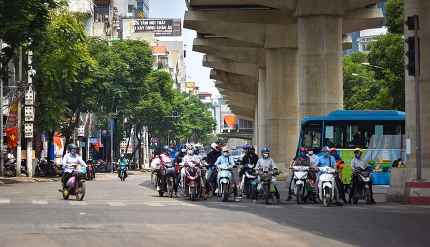 Hình ảnh dừng đèn đỏ tại một ngã tư tại Hà Nội giữa mùa hè nóng bức. Làn phân cách rõ ràng giữa "thiên đàng" và "địa ngục".