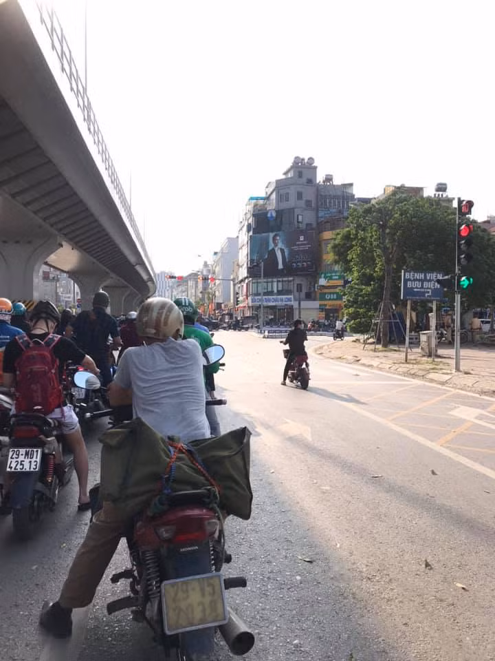 Cũng chính nhờ có phần công trình đường sắt trên cao mà nhiều người tham gia giao thông được phần đường mát mẻ. Đặc biệt, khi dừng đèn đỏ không phải chịu sự thiêu đốt của cái nắng nóng đỉnh điểm giữa mùa hè.