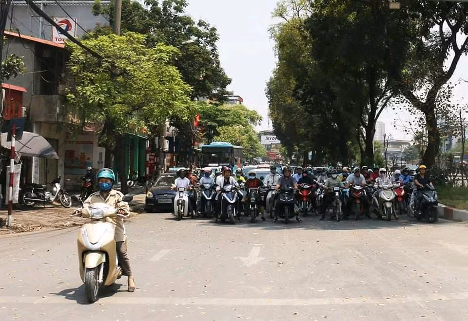 Vào buổi trưa và đầu giờ chiều, nhiệt độ ngoài trời có thời điểm lên đến ngoài 40 độ C thì những hình ảnh này không quá khó tìm ở các nút giao thông trong thành phố.