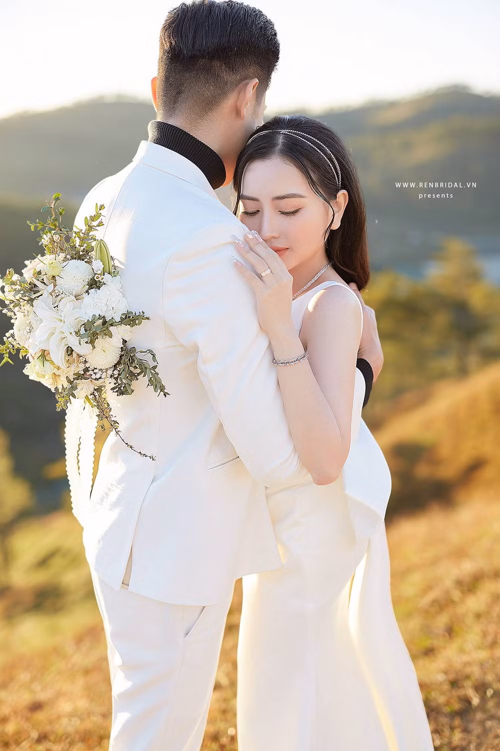 Mặc dù còn trẻ tuổi nhưng Tú Trinh lại rất tài năng khi là người quán xuyến 1 phần công việc kinh doanh của gia đình.