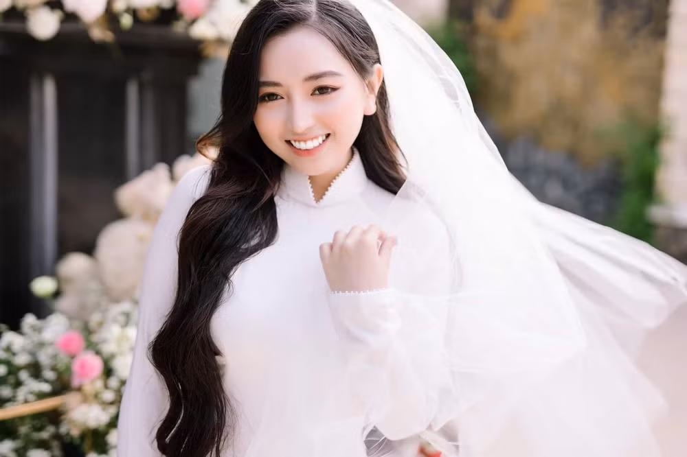 Cụ thể, Tú Trinh đã quán xuyến việc kinh doanh cho gia đình, cô nàng phụ trách quản lý cơ sở sản xuất thức ăn thuỷ sản ở Long Phú (Sóc Trăng).