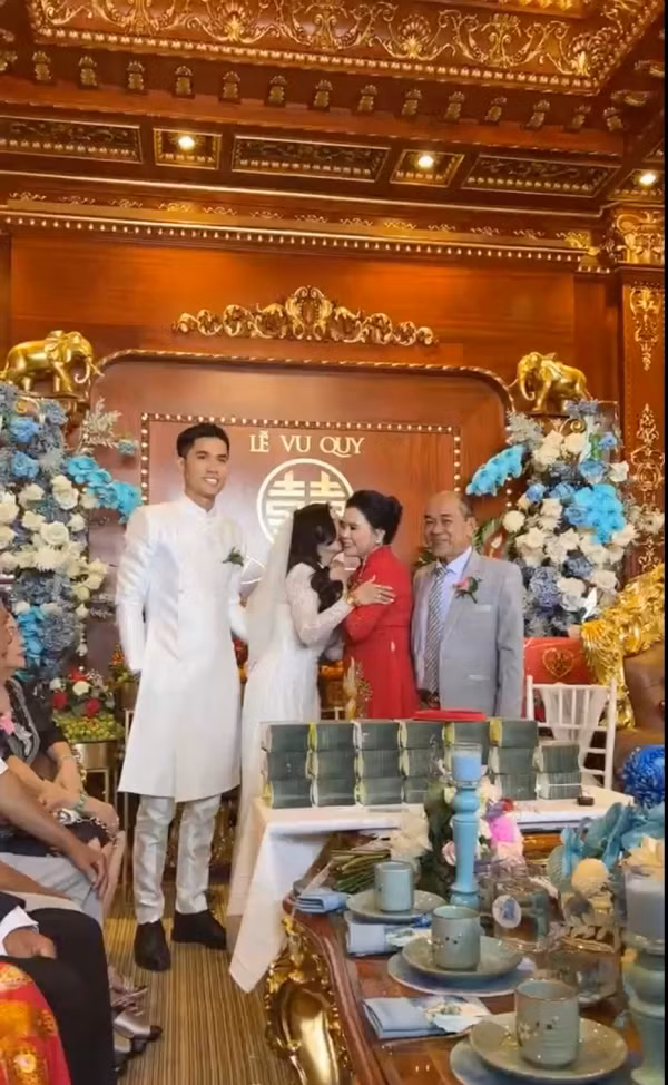 Ngay sau khi lên sóng, rất nhiều người muốn truy tìm thêm những thông tin về cô dâu Sóc Trăng với màn trao của hồi môn khủng từ bố mẹ đẻ.