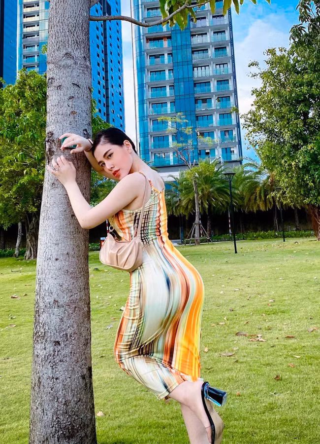 Hình ảnh đời thường của Thanh Nhàn càng khiến dân tình bất ngờ hơn. Rời bục giảng, cô nàng “gây sốc” với vóc dáng gợi cảm, gu thời trang bốc lửa. Cô được mệnh danh là “nữ giáo viên quyến rũ nhất Việt Nam”.