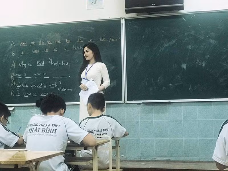 Trần Đinh Thanh Nhàn được cư dân mạng ưu ái gọi với biệt danh “ Cô giáo Tiếng Anh quyến rũ nhất MXH Việt” nhờ sở hữu ngoại hình ấn tượng.