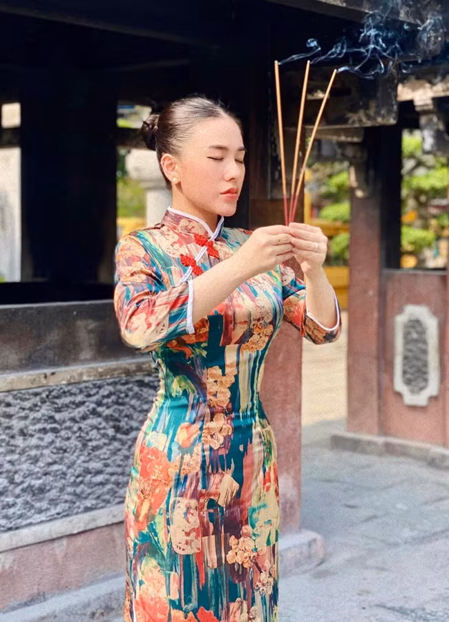 Tuy vậy, đối với Thanh Nhàn, sự nổi tiếng đi kèm với tai tiếng. Gái xinh này từng bị gièm pha rất nhiều về gu ăn mặc quyến rũ, trong khi danh xưng cô giáo thường gắn liền với hình ảnh đoan trang, kín đáo.