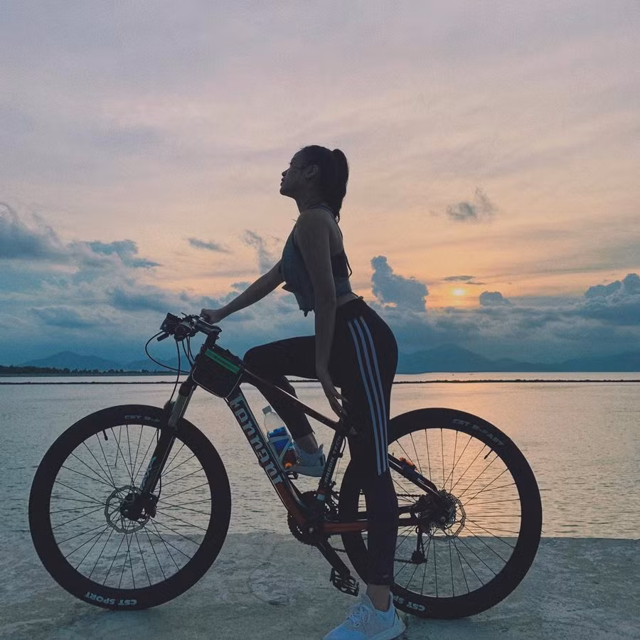 Sau khi rời đồng phục bay, cô nàng Phương Ly gây ấn tượng bởi vẻ xinh đẹp tự nhiên, cách ăn mặc nóng bỏng cuốn hút.
