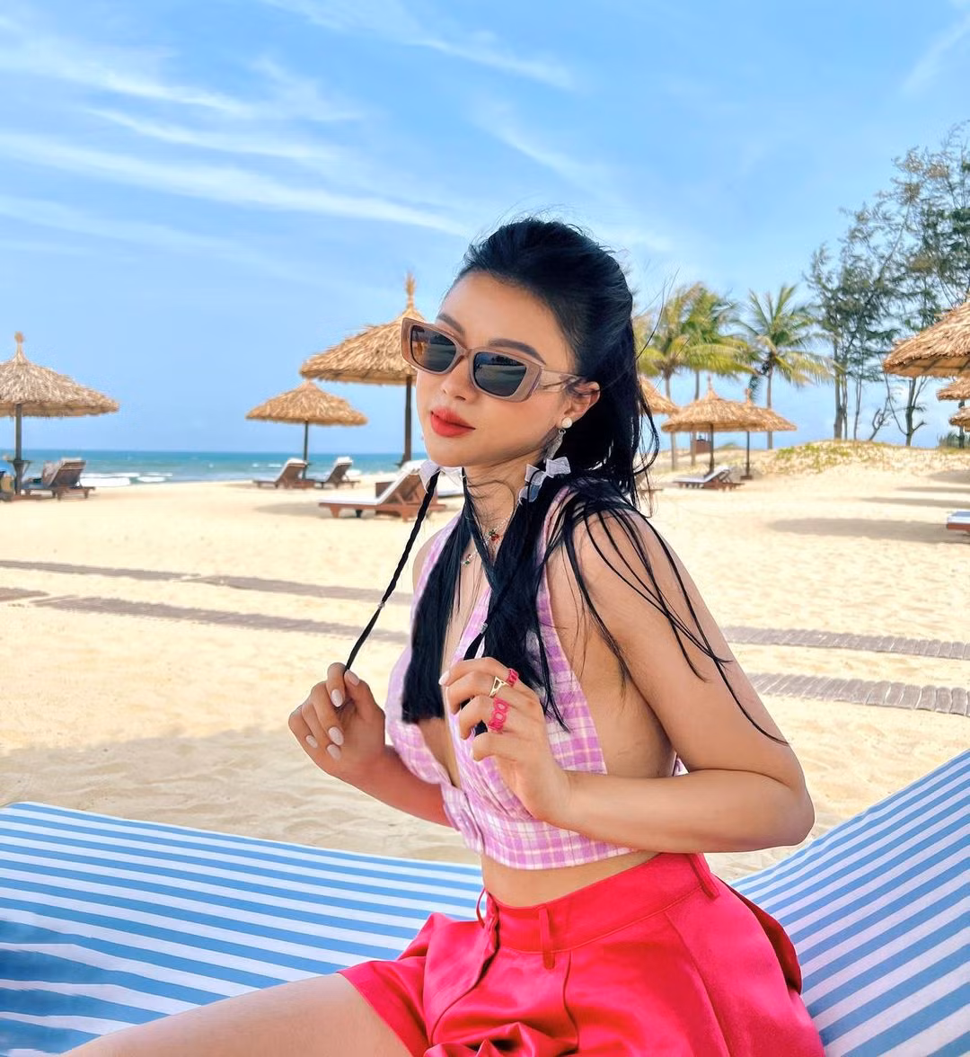 Trên trang cá nhân của mình, Phương Ly thường xuyên đăng tải những tấm hình khoe body nóng bỏng.