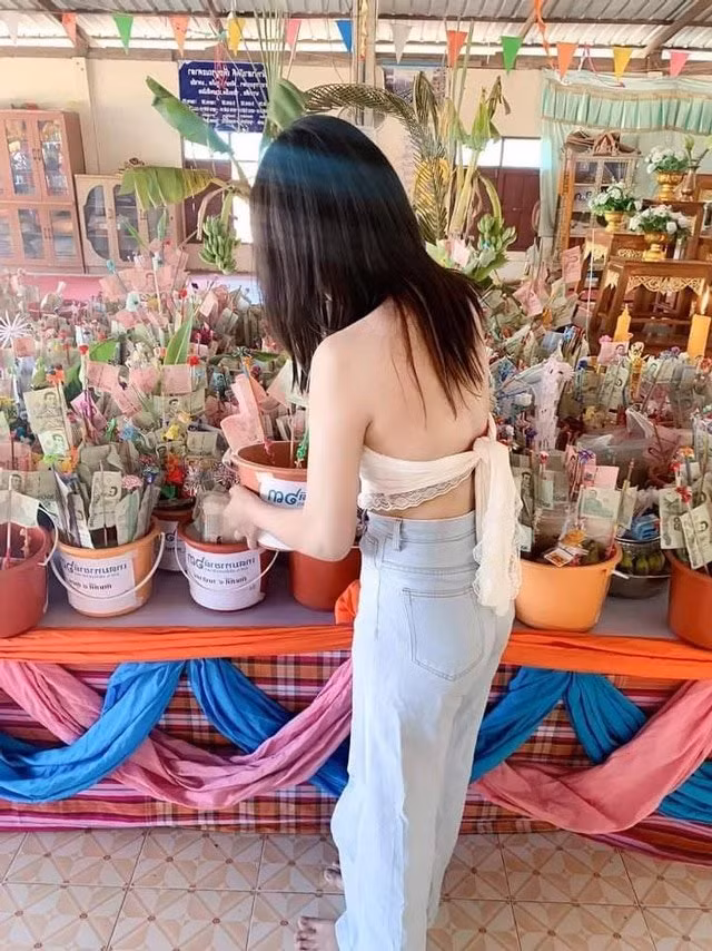 Theo nhận xét của nhiều người cho rằng cách ăn mặc của cô gái không xấu nhưng nó không phù hợp với địa điểm cô đang ở.