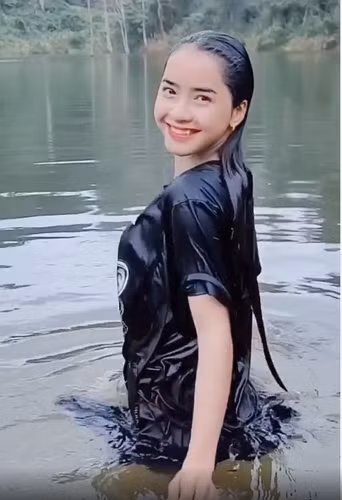 Nhay duoi nuoc gay tranh cai, hot girl dan toc dap tra 