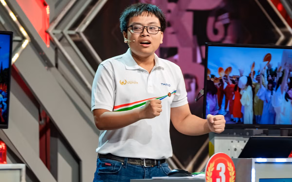 Profile khung cua nha DKVD Duong Len Dinh Olympia 2024 den tu Hue