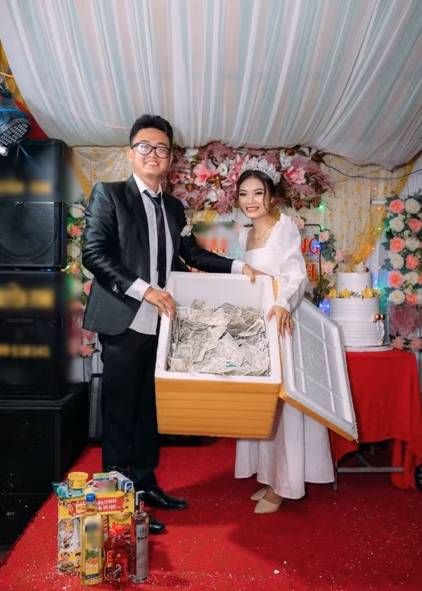 Ai nấy đều cho rằng, nếu điều kiện không cho phép, họ có thể chọn món quà mừng giá trị vật chất không cao, nhưng vẫn thể hiện được lòng thành, sự chúc phúc thật tâm dành tặng cô dâu chú rể, thay vì mua vàng giả tặng để "làm màu", lấy tiếng như thế này.