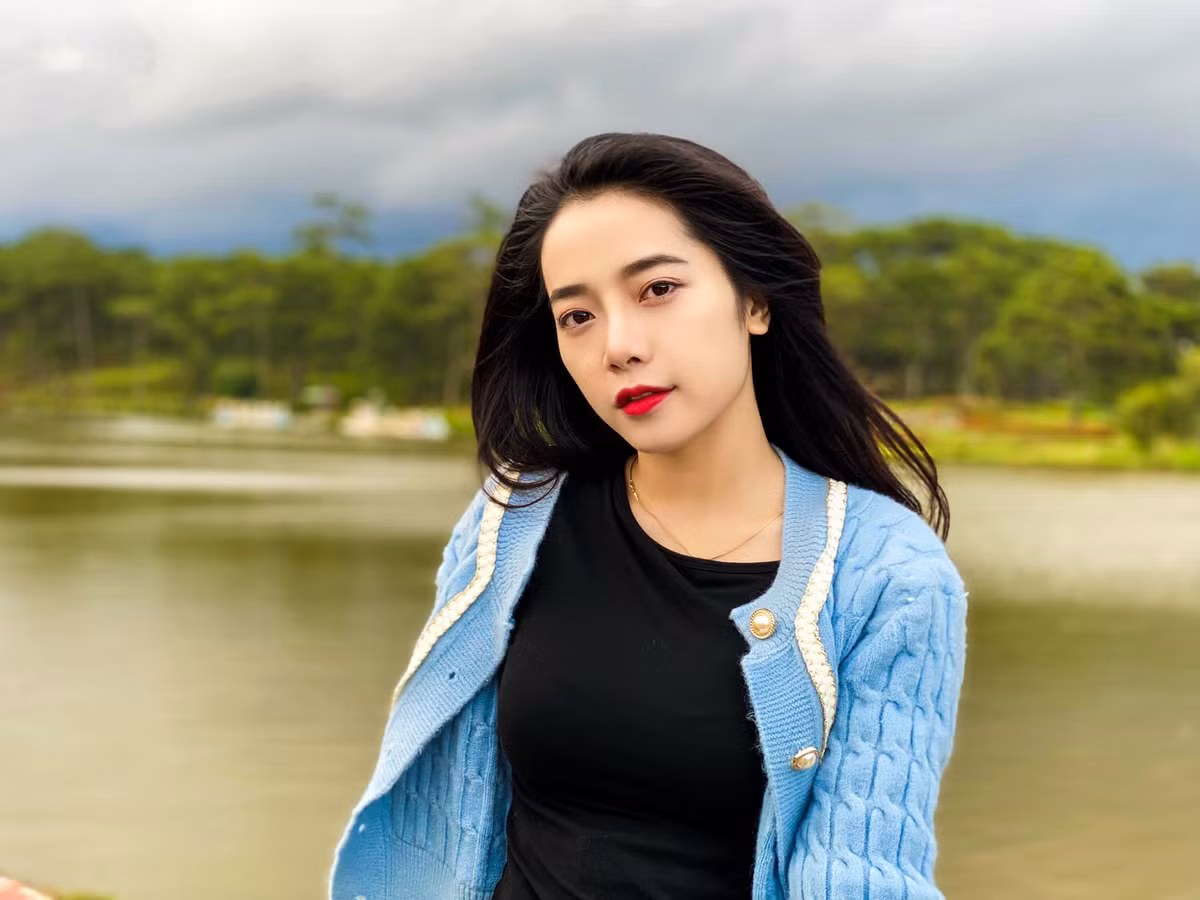 Thêm nữa, ngoại hình ngày càng mặn mà, đằm thắm của Hạnh An cũng là điểm mạnh giúp cô được cư dân mạng ủng hộ nhiều.