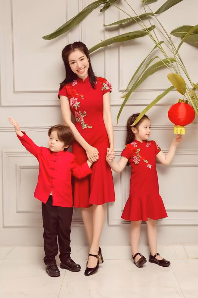 "Mới ngày nào cô còn để hình con bé tí làm hình nền điện thoại, mà giờ con gái đã ra dáng thế này rồi" hay "Cadie nay lớn quá, lâu không ngắm con suýt không nhận ra. Lớn và xinh gái quá trời"... là những bình luận netizen để lại dưới bài đăng của Elly Trần.