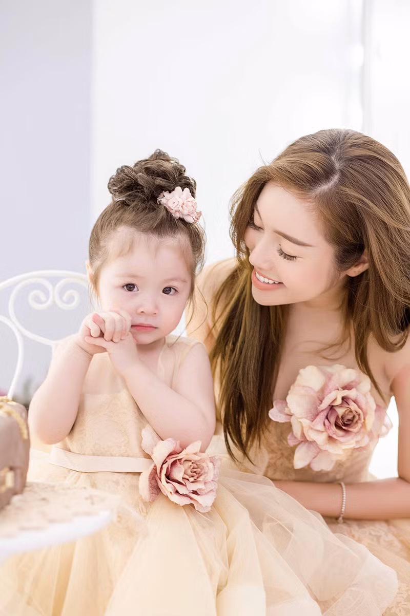 Cadie Mộc Trà sinh năm 2014, là con gái đầu lòng của Elly Trần, mang hai dòng máu Việt - Mỹ.