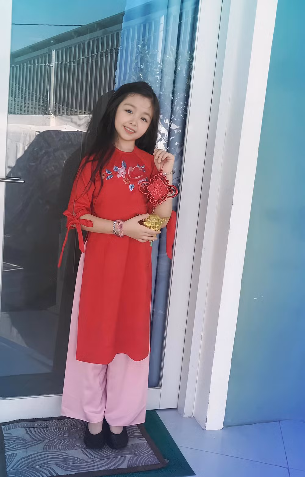 Cadie có đôi mắt to, làm da trắng hồng, y như bản sao của mẹ. Bài đăng nhận tương tác lớn với 35,3 nghìn lượt thích.