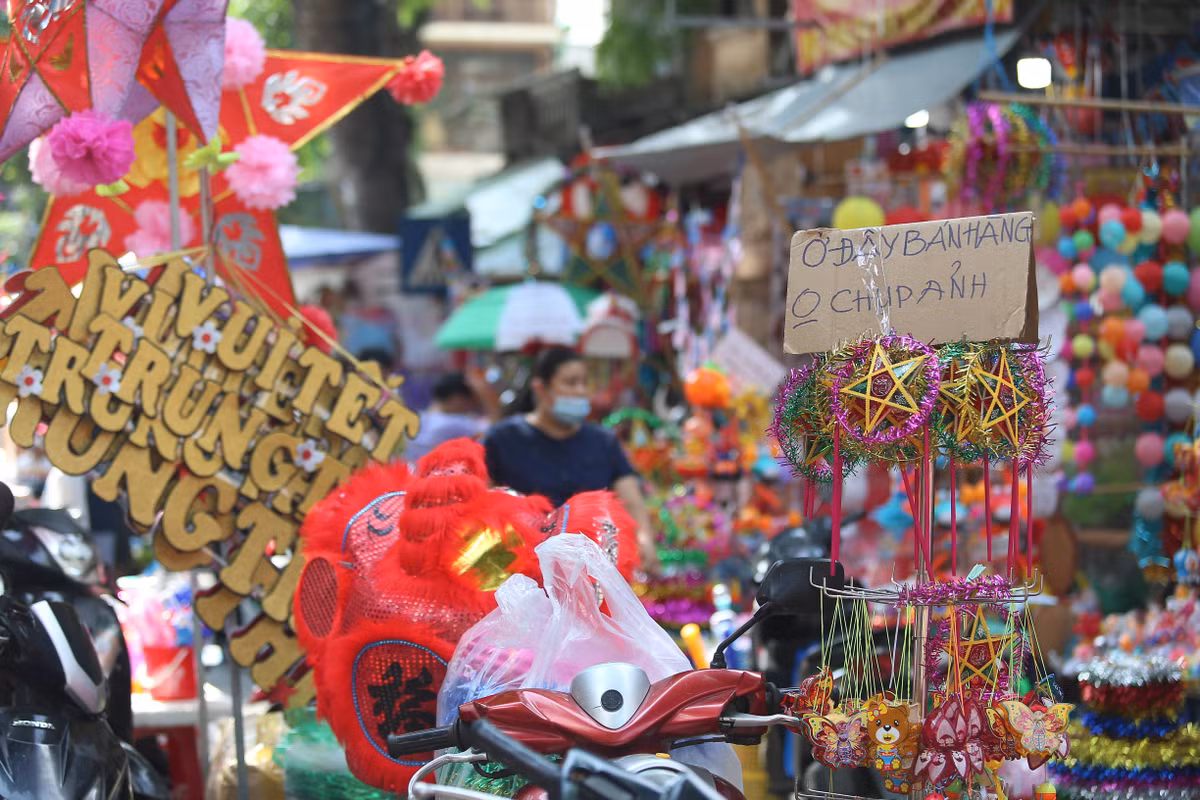 Tuy đây không phải lần đầu tiên Hàng Mã xuất hiện những tấm biển này, việc biến khu chợ trung thu truyền thống số một Hà Nội thành địa điểm chụp ảnh của một số bạn trẻ cũng là nguyên nhân của việc ùn tắc giao thông.