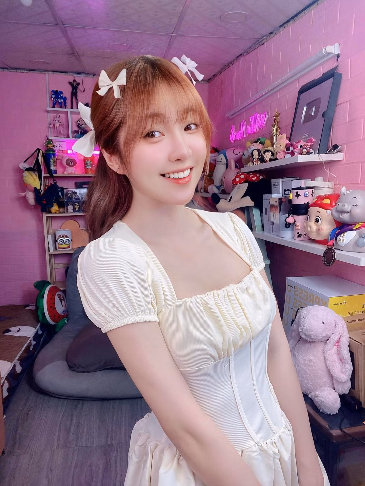 Dù không còn ở thời kỳ đỉnh cao, song nữ streamer bị thời gian lãng quên này vẫn khiến cộng đồng mạng xôn xao, người hâm mộ và fan sắc đẹp không thể rời mắt.