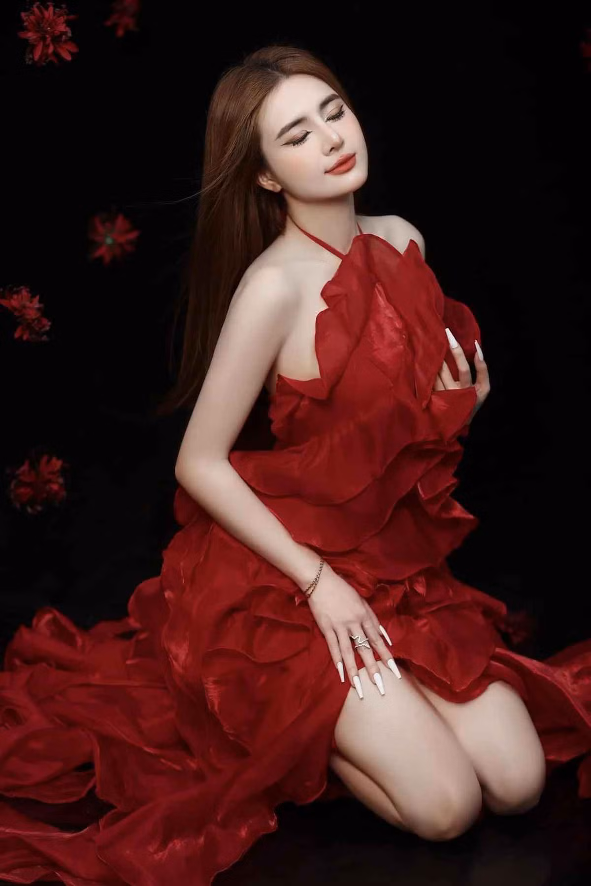 Bé Ruby là kết quả của cuộc hôn nhân giữa Khánh Chi và người chồng lớn tuổi làm trong ngành xây dựng. Cả hai kết hôn vào năm 2014, đám cưới này thiếu sự tham dự của Công Vinh do công việc bận rộn.