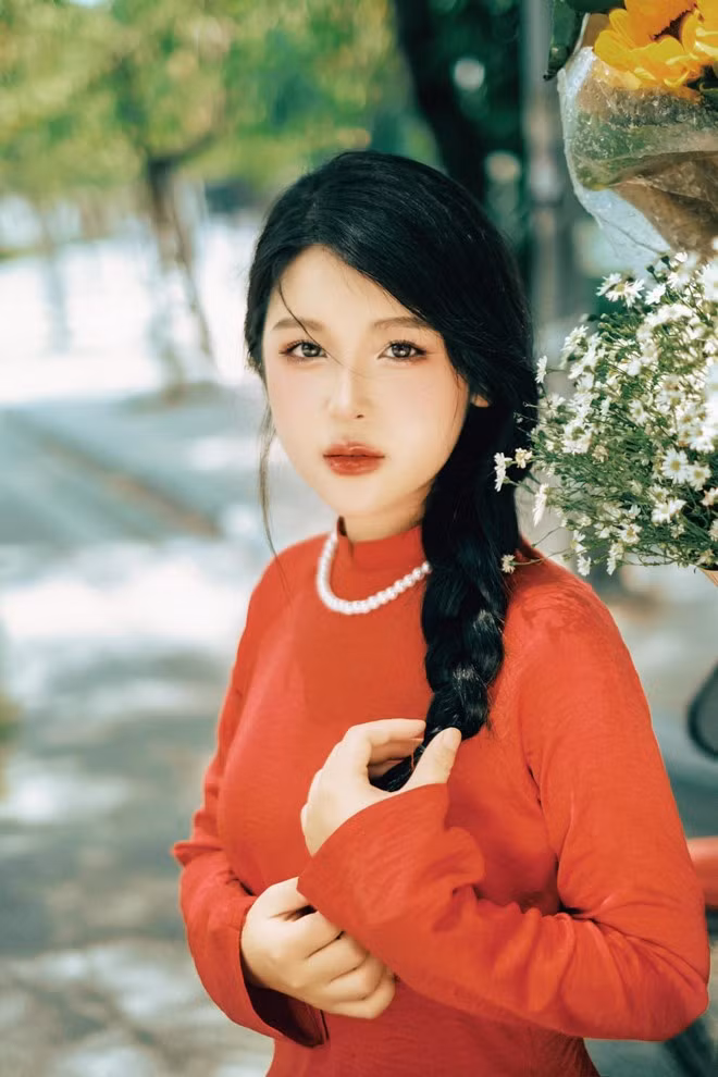 Nhan sắc xinh đẹp cùng phương pháp dạy học mới mẻ, dễ hiểu khiến cô giáo trẻ trở thành tâm điểm chú ý.