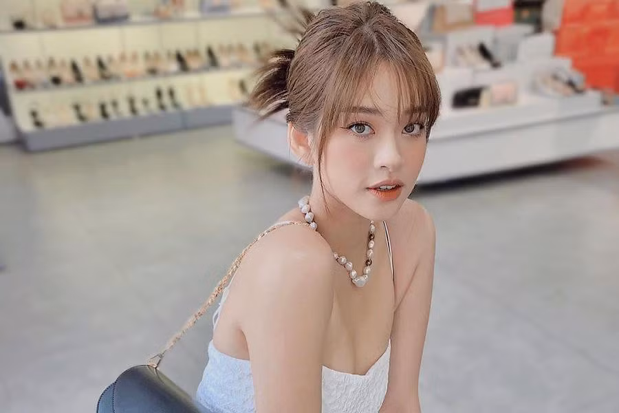 Trương Hoàng Mai Anh được cộng đồng mạng cho vào danh sách "hot mom" (hội các bà mẹ có sức ảnh hưởng trên mạng xã hội) nhờ giữ được thân hình "mình hạc xương mai". Hơn nữa, các công thức phối đồ đơn giản của cô cũng được nhiều người học theo.