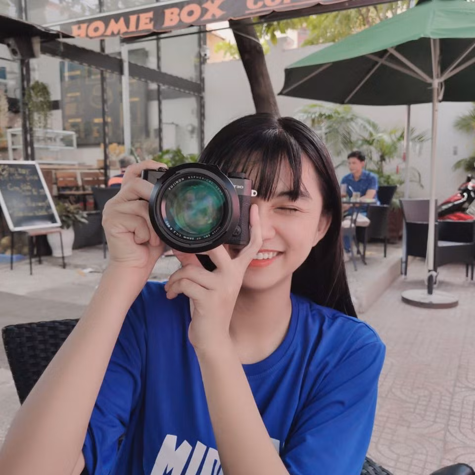 Theo nhận xét của bạn bè, Mi An sở hữu nụ cười “toả nắng”, khuôn mặt ngây thơ, trong veo luôn mang đến cho người đối diện năng lượng tích cực mỗi ngày.
