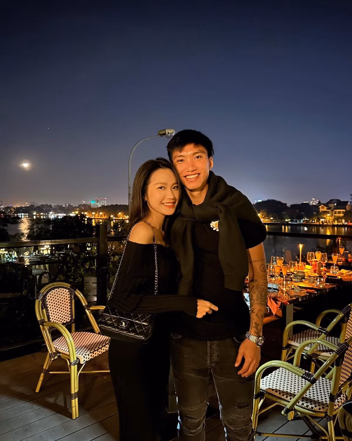 Trước đó, Đoàn Văn Hậu cũng có lần khoe ảnh cùng em trai út Doãn Hải My. Qua đây có thể thấy, nam cầu thủ rất thân thiết với các thành viên trong gia đình bạn gái.