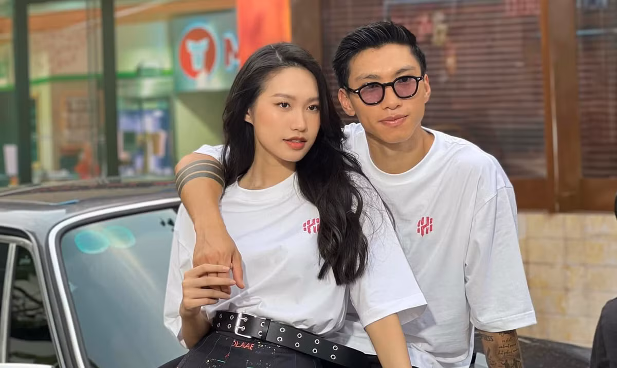 Đoàn Văn Hậu và Doãn Hải My hẹn hò bí mật với Doãn Hải My suốt 2 năm liền. Hậu công khai, cặp đôi này luôn khiến dân tình phát ghen với những hình ảnh tình tứ, ngọt ngào.
