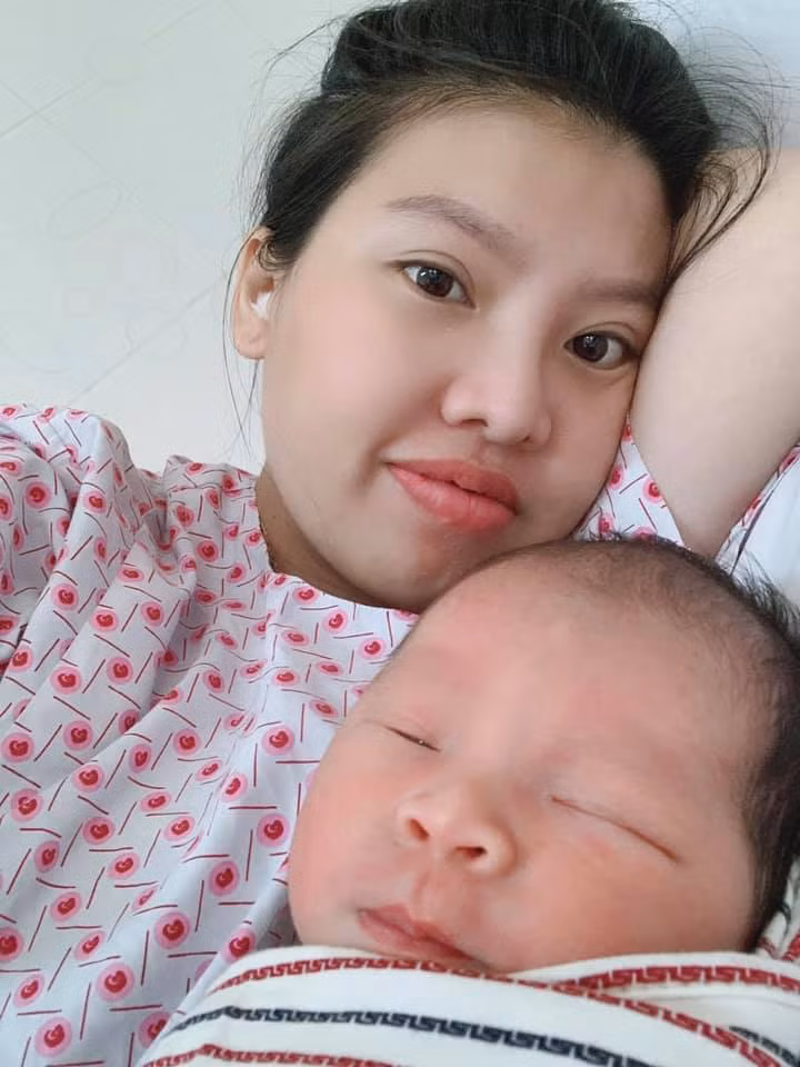 Thậm chí, không lâu sau đó, Phượng "Thị Nở" thông báo "có tin vui", được cư dân mạng gửi lời chúc phúc rất nhiều.