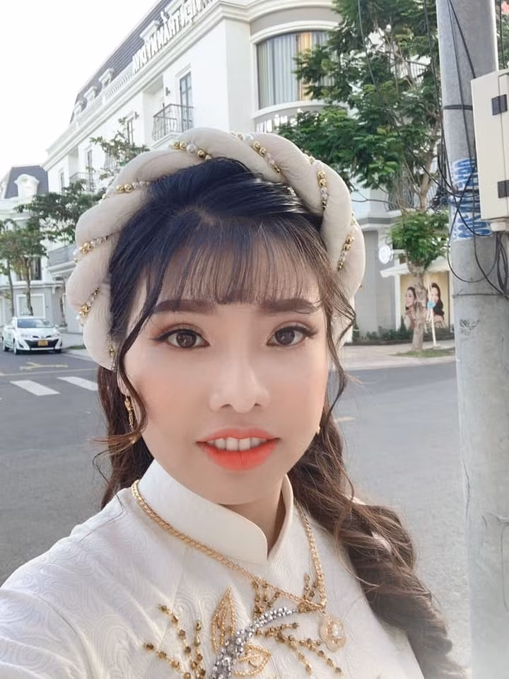 Sau cuộc hôn nhân không mấy hạnh phúc, Phượng "Thị Nở" đã quyết định trùng tu, "đập đi xây lại" toàn bộ gương mặt. Mẹ đơn thân xuất hiện với hình ảnh so sánh trước và sau khi thay đổi ngoại hình nhanh chóng nổi tiếng trên mạng xã hội.