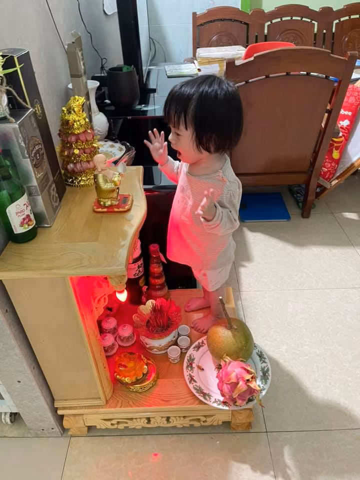 Khi xem những hình ảnh trên, các bậc phụ huynh không khỏi than trời: "Con gái nghịch ngợm đâu kém mấy "bà giặc".